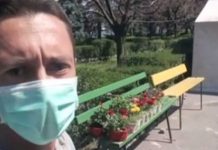 Tânărul din Gorj a venit cu brațele pline de flori pentru cadrele medicale. Este modul său de a-și arăta recunoștința (FOTO) 