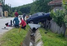 Accident uluitor la Țicleni! Neatenția a făcut-o pe o șoferiță să intre cu mașina într-o casă