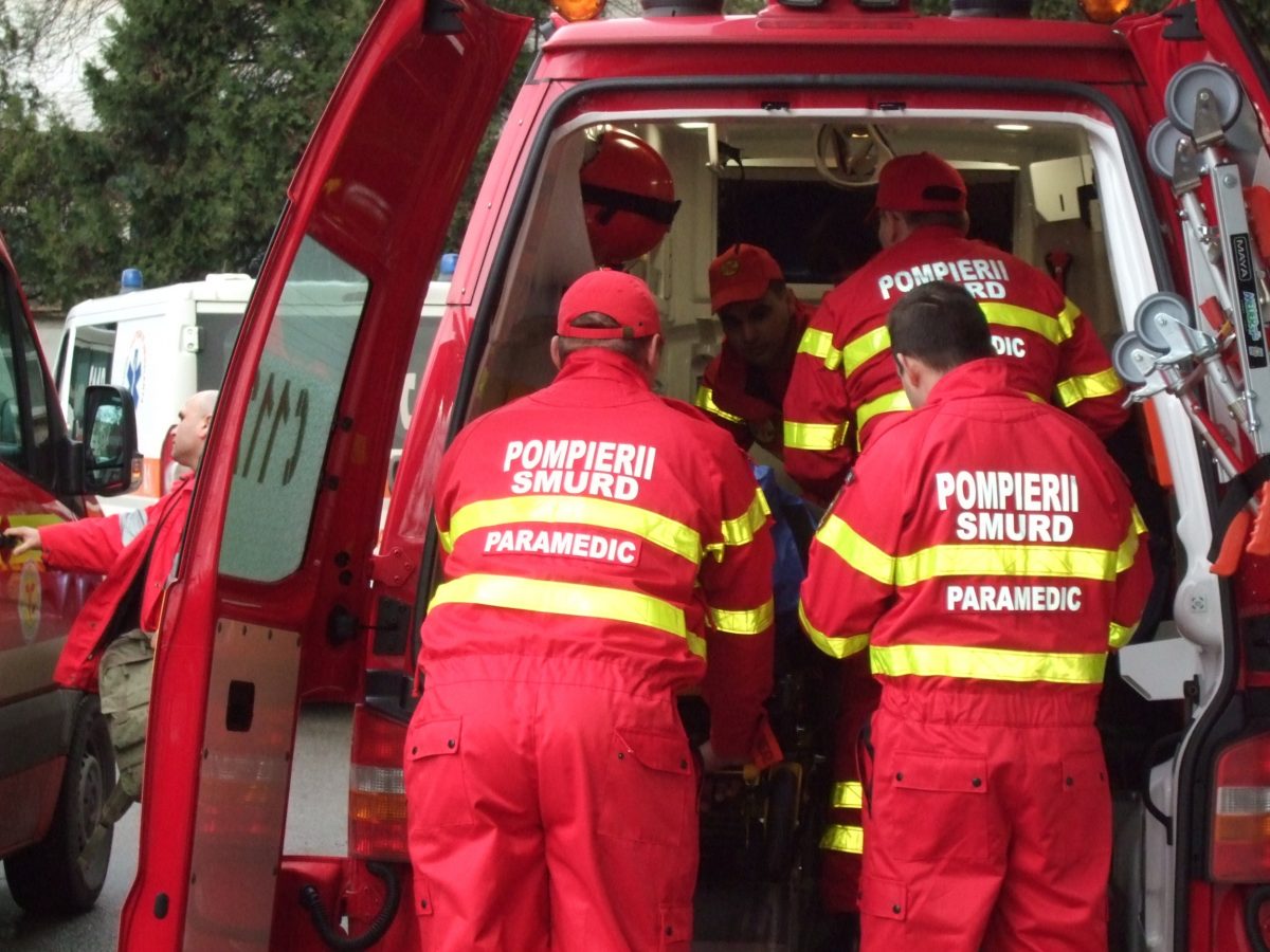 Trei răniți în urma unui accident rutier produs între un autoturism și un tir în localitatea gorjeană Vlădulenipompierii vâlceni