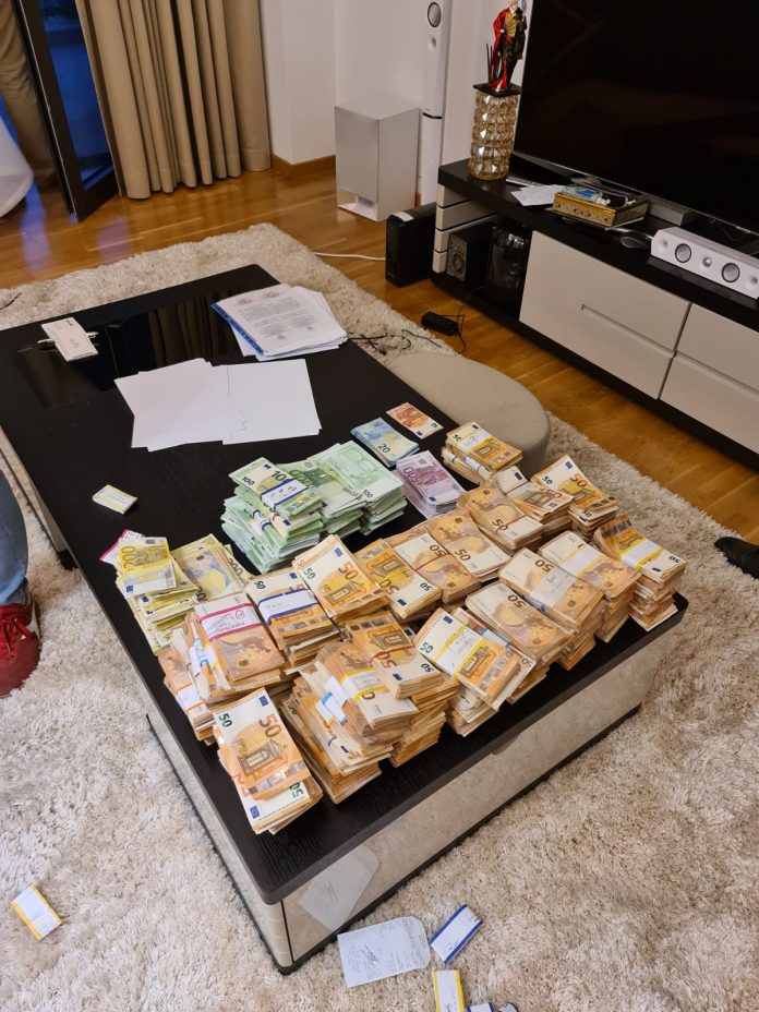 Polițiștii gorjeni au confiscat peste un milion de euro în urma perchezițiilor de miercuri
