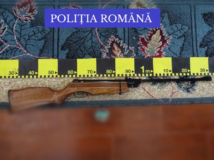 Armă și sute de proiectile metalice, confiscate de poliție