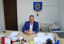 Primar înșelat de un fost polițist. A păcălit zeci de persoane