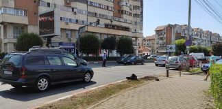 Semaforul din intersecția de la Piata Centrală a fost retezat