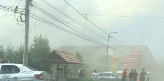 Incendiu violent la acoperișul Complexului comercial Tara