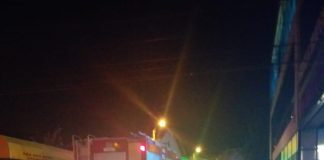 Incendiul a fost lichidat de pompieri, dar flăcările au distrus o autoservire din Piața 9 Mai