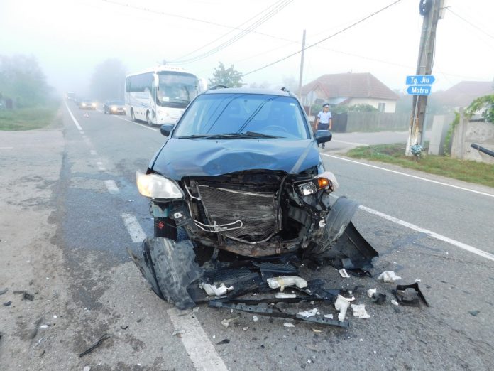 Două persoane au fost rănite în urma coliziunii dintre două autoturisme la Câlnic