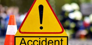 Doi adolescenți, de 16 și 14 ani, pasageri î ntr-un autoturism au fost răniți, după ce mașina s-a oprit într-un cap de pod