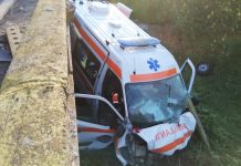 O ambulanță care transporta un pacient Covid-19 a fost implicată într-un accident grav. Patru persoane au fost rănite