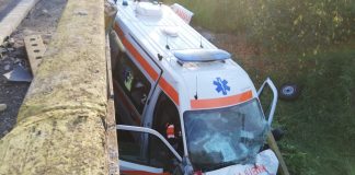 O ambulanță care transporta un pacient Covid-19 a fost implicată într-un accident grav. Patru persoane au fost rănite