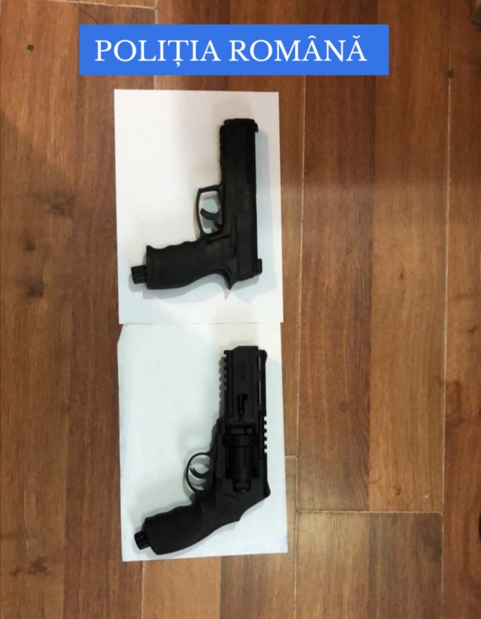 Două arme au fost confiscate la finalul săptămânii trecute dintr-un magazin din Târgu Jiu. de polițiștii de la Biroul Arme