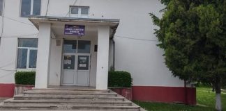 La Novaci, cursurile se desfășoară în scenariul roșu, din cauză că toți profesorii au intrat în izolare