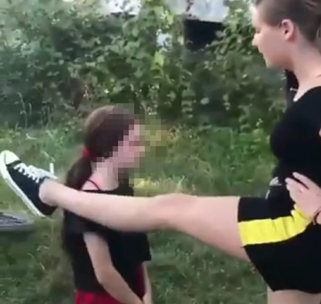 O fată de 13 ani, din municipiul Târgu Jiu, a fost bătută violent de alte minore. Poliția s-a autosesizat și a demarat o anchetă.