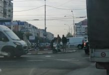 Biciclist acroșat în giratoriul de la Piața Centrală