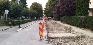 Șanțul adânc este abandonat de către constructori