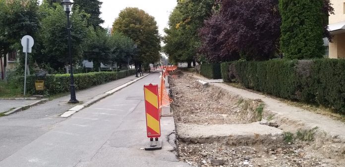 Șanțul adânc este abandonat de către constructori