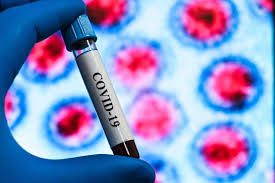 Coronavirusul devine tot mai contagios, dar nu și mai mortal, susţin experţi americani