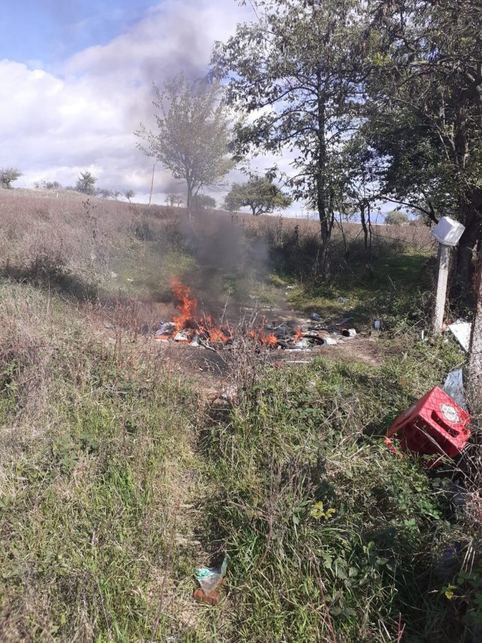 Un târgujian a fost amendat cu 500 de lei pentru incendierea unor deșeuri textile, plastice și vegetale pe un teren viran