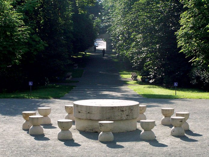 Masa Tăcerii din Parcul Central