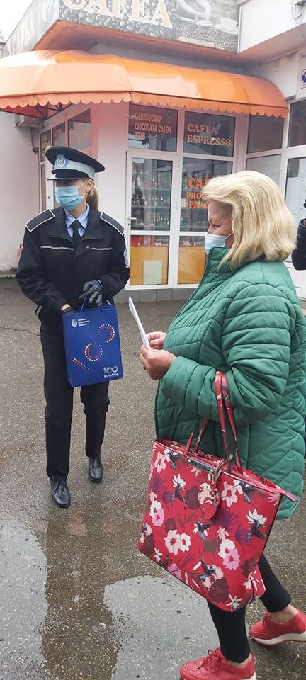 În alte localități măștile au fostoferite de polițiștii locali