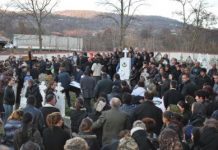 IMAGINI: Îmbrăcaţi în mire şi mireasă, conduşi pe ultimul drum