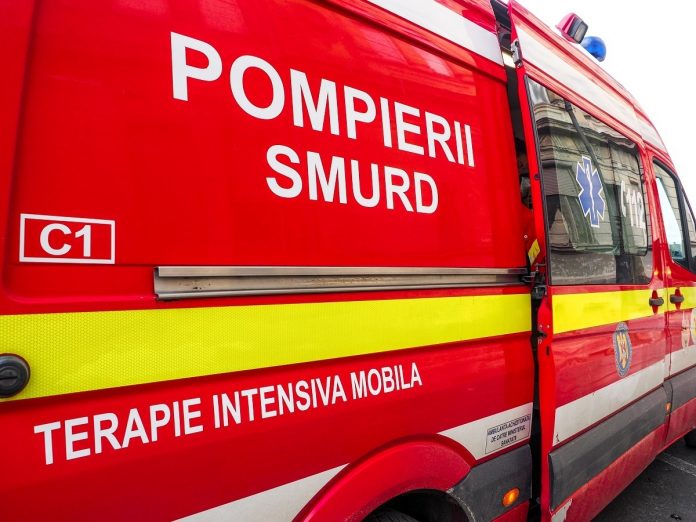 Un bărbat cu permisul auto anulat a murit după a intrat cu mașina într-un cap de pod