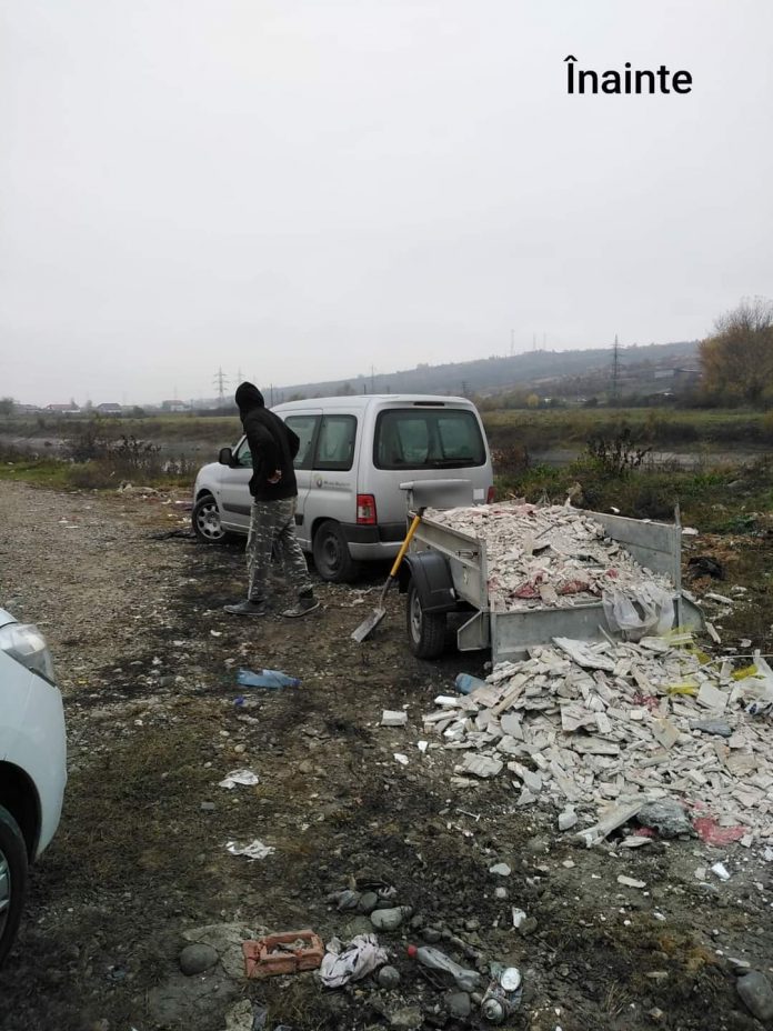 Târgu Jiu: Un bărbat a fost pus de polițiștii să ridice gunoiul de pe câmpul unde îl aruncase