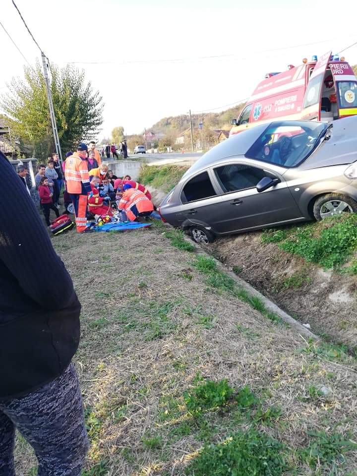 O fetiță, de 11 ani, a murit după ce a fost lovită de o mașină în localitatea gorjeană Plopșoru