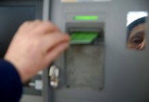 Au încercat să scoată bani de pe un card furat