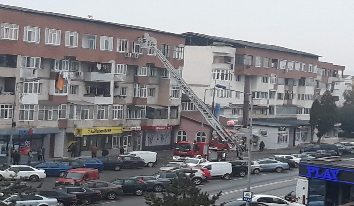 Fațada unui bloc din Târgu Jiu, pericol pentru trecători