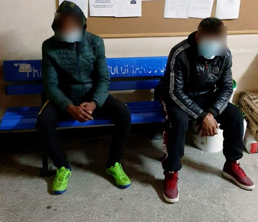 Tineri anchetați după ce au distrus opt panouri electorale la Târgu Jiu. Polițiștii locali i-au prins în flagrant, pe o stradă din municipiu.