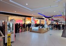 Coadă la mall, în Târgu Jiu. Oamenii au așteptat și o oră să intre în magazine