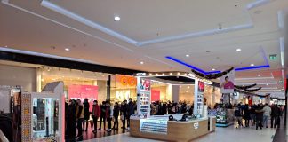 Coadă la mall, în Târgu Jiu. Oamenii au așteptat și o oră să intre în magazine