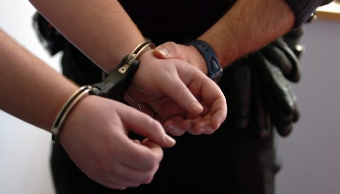 Un tânăr, de 22 de ani, din comuna Țânțăreni, a fost reținut pentru locă ar fi bătut un consătean de 44 de ani.