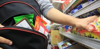 Tânăr prins la furat într-un supermarket din Târgu Jiu