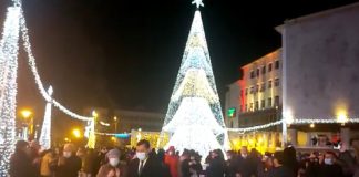 Târgu Jiu: Sute de persoane au participat, fără distanțare socială, la punerea în funcțiune a iluminatului festiv