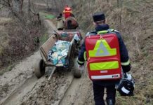 România, în secolul al XXI-lea: o bolnavă din Gorj este dusă la ambulanță cu căruța, pe un drum plin de noroaie