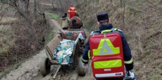 România, în secolul al XXI-lea: o bolnavă din Gorj este dusă la ambulanță cu căruța, pe un drum plin de noroaie
