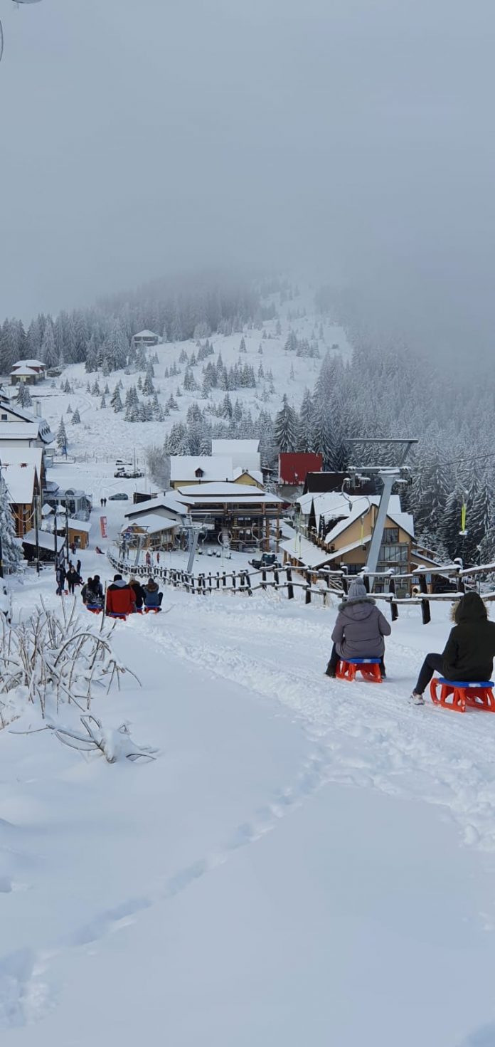 Mii de turiști s-au distrat la Rânca: zăpadă de 60 de centimetri