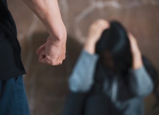 Polițiștii gorjeni au emis rdine de protecție împotriva a doi soți acuzați de violență în familie, după ce și-au agresat partenerele