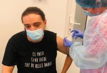 Mesajul viral de pe tricoul purtat de un medic român din Arad în timp ce se vaccina anti-covid