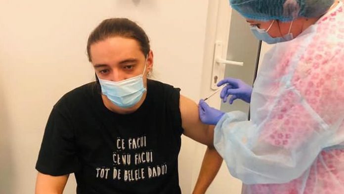 Mesajul viral de pe tricoul purtat de un medic român din Arad în timp ce se vaccina anti-covid