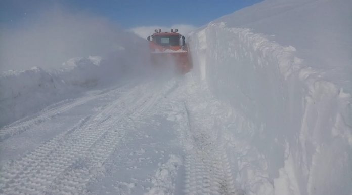 Gorj: Zăpada viscolită depășește 3-4 metri în anumite zone din Rânca