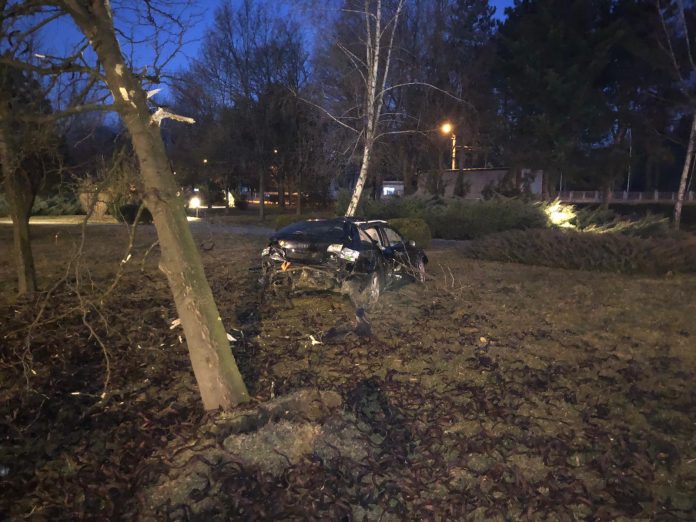 A fugit de poliție și a intrat cu mașina în Parcul Coloanei Infinitului