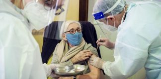 Românii se înghesuie la vaccinarea care debutează în noi cabinete
