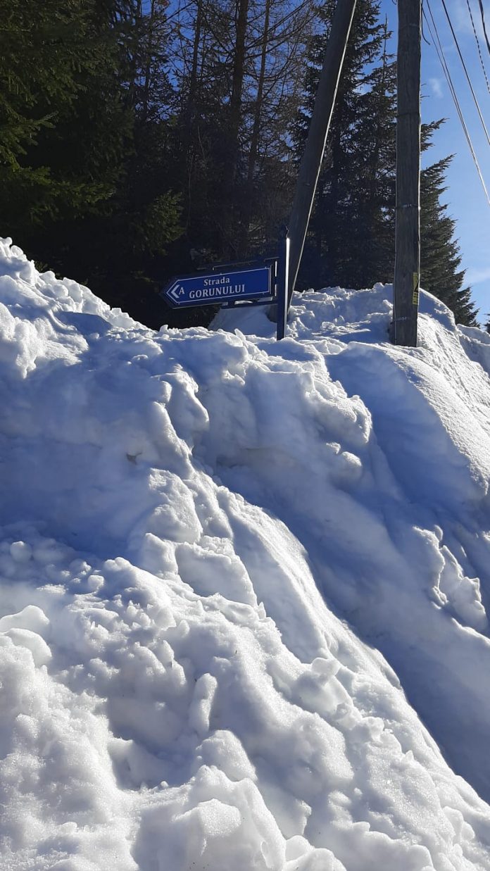 Panourile rutiere sunt îngropate în zăpadă la Rânca