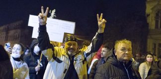 Polițiștii gorjeni au aplicat zeci de amenzi luni seară participanților la marșul împotriva restricțiilor care a avut loc pe străzile din Târgu Jiu.