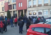 Târgu Jiu: Sute de persoane protestează în fața sediului CEO