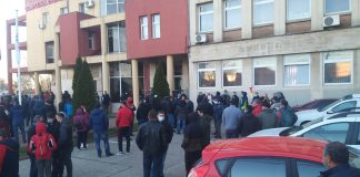 Târgu Jiu: Sute de persoane protestează în fața sediului CEO
