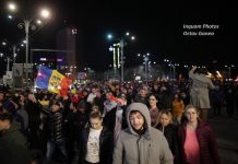 Mii de persoane au protestat duminică seară contra restricțiilor în marile orașe