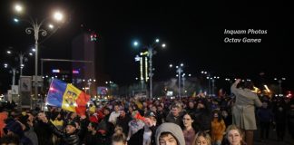 Mii de persoane au protestat duminică seară contra restricțiilor în marile orașe